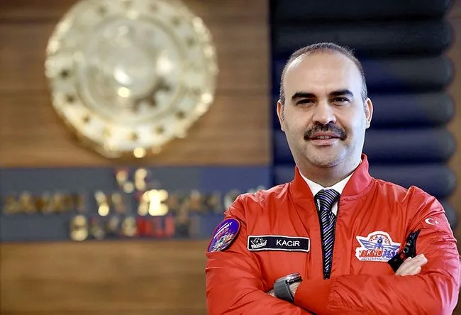 bakan-kacirdan-burs-mujdesi-aylik-90-bin-tlye-yukseldi-1695976778456.jpg