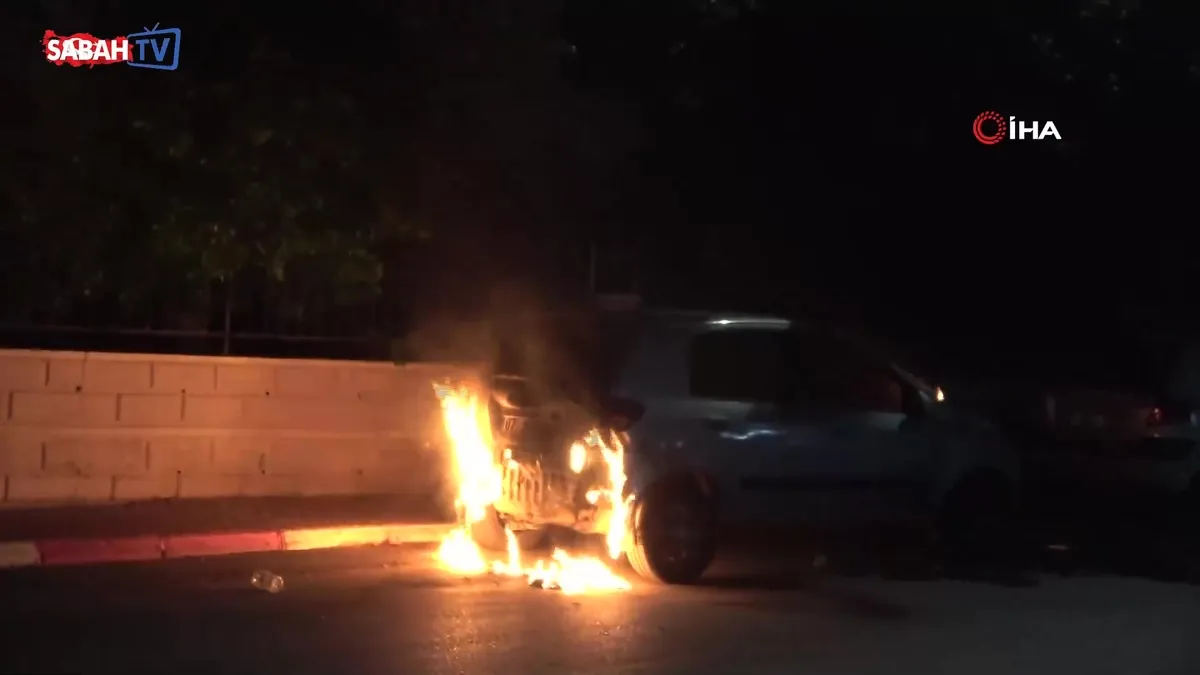Park halindeki araç alev alev yandı! Çevredekiler su şişesi ile söndürmeye çalıştı | Video videosunu izle Park halindeki araç alev alev yandı! Çevredekiler su şişesi ile söndürmeye çalıştı | Video videosunu izle