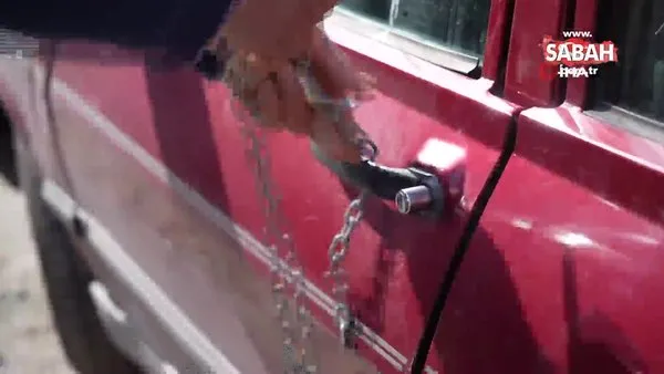 Hırsızlardan bıkan esnaftan ilginç çözüm: Otomobilini zincire vurdu | Video