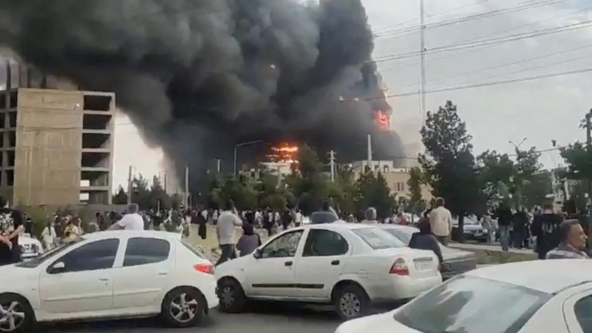 Tahran’da AVM yangını: 8 kişi hayatını kaybetti Tahran’da AVM yangını: 8 kişi hayatını kaybetti