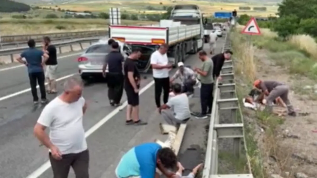 SON DAKİKA | Karabük’te feci kaza: Otomobil TIR’a ok gibi saplandı! 1 ölü, 7 yaralı SON DAKİKA | Karabük’te feci kaza: Otomobil TIR’a ok gibi saplandı! 1 ölü, 7 yaralı
