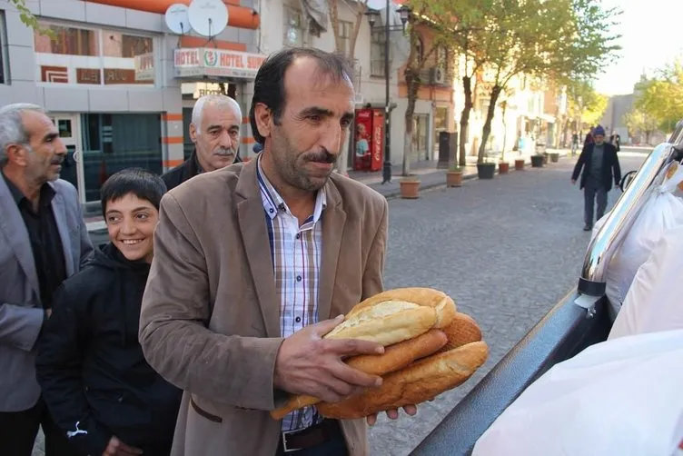 Özel Harekat Sur’da halka ekmek dağıttı!