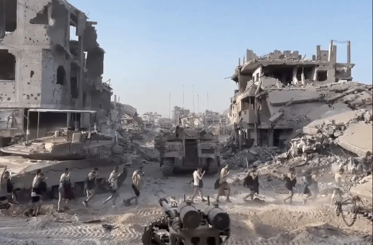 Alçak İsrail ordusunun yeni görüntüleri! Enkaza dönen bölgede insanlık dışı muamele: Filistinli erkekleri soyarak aşağıladılar