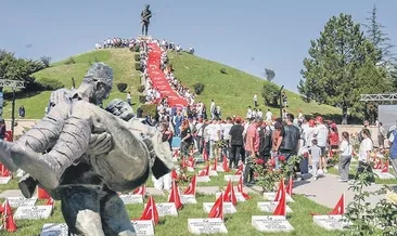 Dumlupınar’da her mezar taşı bir destan