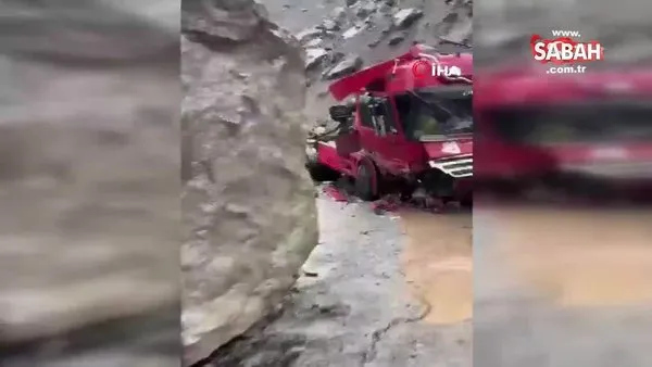 Yamaçtan kopan dev kaya kamyonu hurdaya çevirdi sürücü yaralandı | Video
