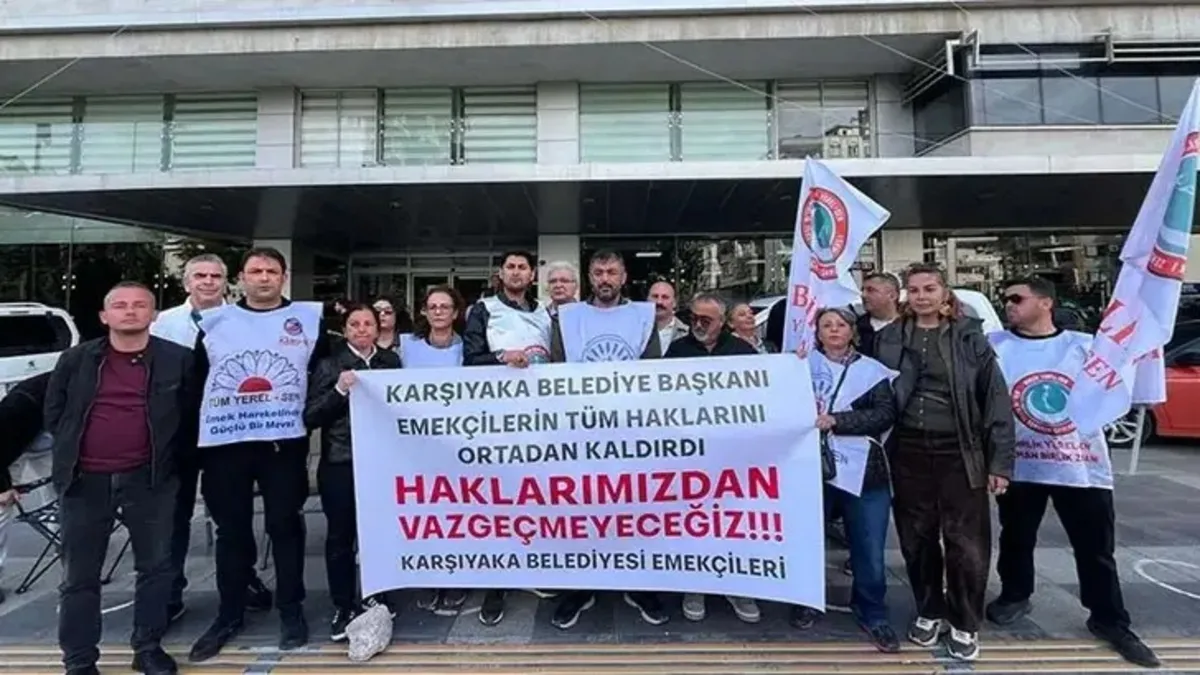 Karşıyaka Belediyesi önünde toplanmış memurlar