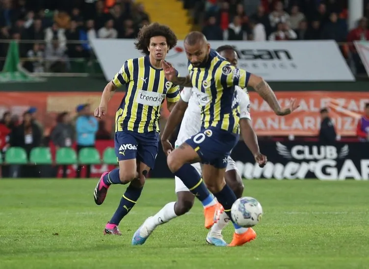 Son dakika haberi: Alanyaspor - Fenerbahçe maçında bomba kararlar! Hakem geceye damga vurdu...
