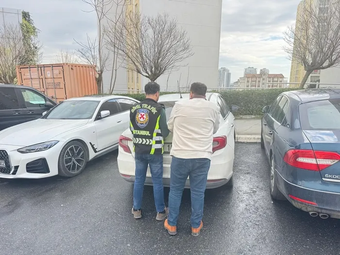 servis-surucusu-trafikte-sinirlendi-kafa-atarak-taksinin-camini-kirditrafik-magandasi-polis-ekipleri-tarafinda-1768477560227.jpg