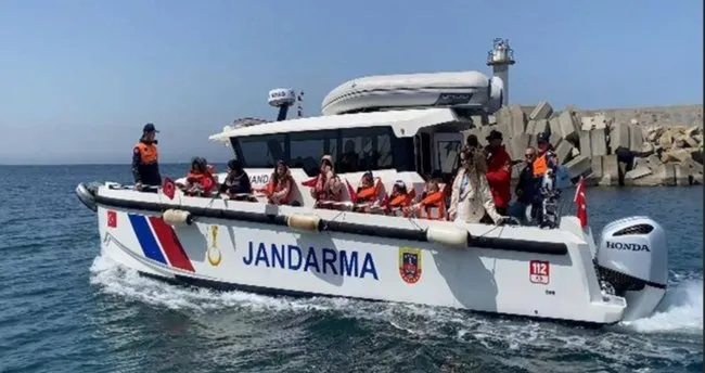 Jandarma Asayiş Botu ile öğrencileri denizde gezdirildi