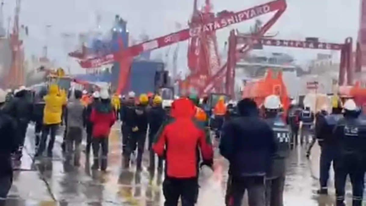 Yalova’da fırtına dehşeti: İşçi denize savruldu, dev vinç devrildi Yalova’da fırtına dehşeti: İşçi denize savruldu, dev vinç devrildi