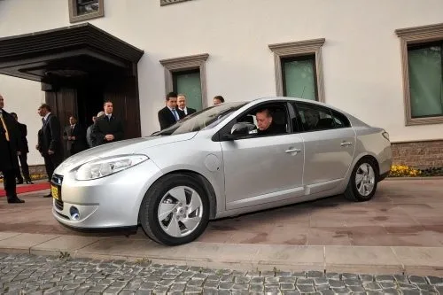 Başbakan Erdoğan, Türkiye’nin ilk elektrik motorlu otomobilini kullandı