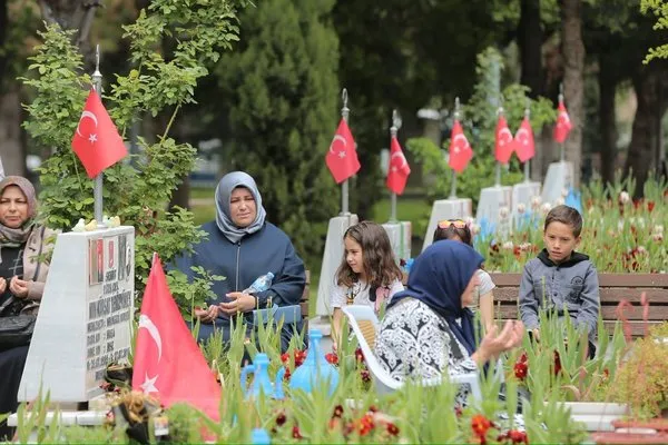 Şehit anneleri ve şehitlik