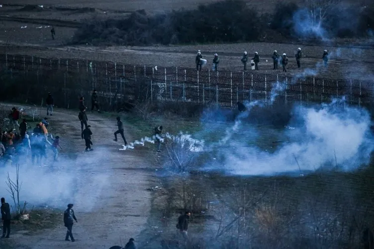Yunan polisinden göçmenlere çok sert müdahale! Yunan polisi mültecileri gaza boğdu!
