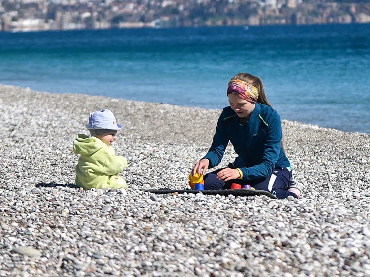 Yurtta kar yağışı: Antalya’da deniz, kum, güneş!