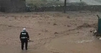 Sel suları köy yollarını ulaşıma kapattı