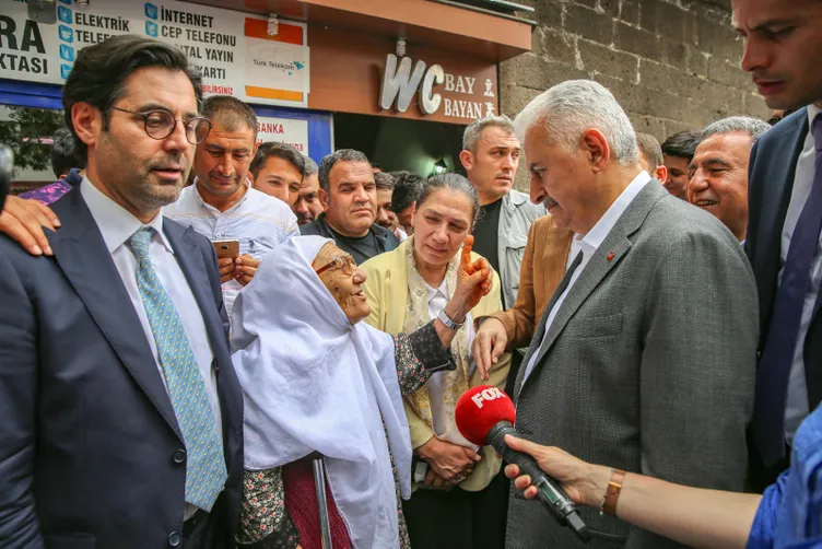 Binali Yıldırım, Sur ilçesinde esnafı ziyaret etti