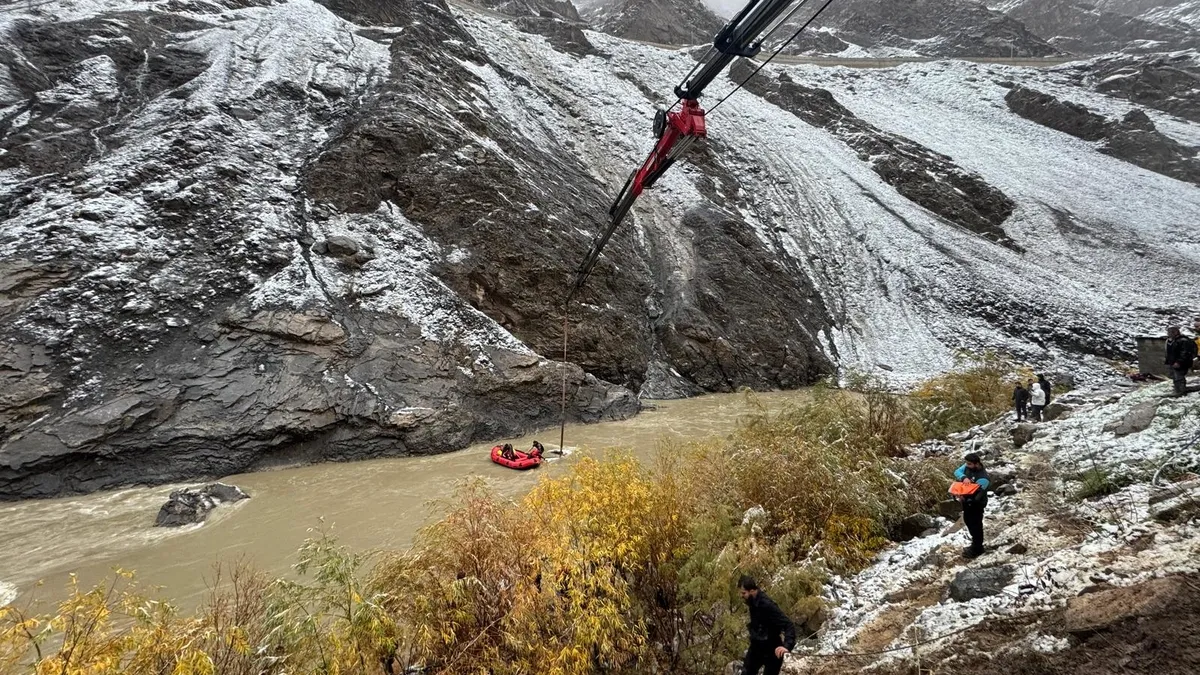 Hakkari’de araç Zap Suyu'na yuvarlandı: 2 kişi hayatını kaybetti Hakkari’de araç Zap Suyu'na yuvarlandı: 2 kişi hayatını kaybetti