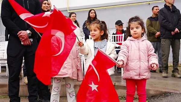 gazilerin-gururlu-yuruyusu-yasli-kadinin-gozyaslari-1793286923225.jpg