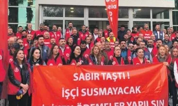 Çıplak maaşa, çıplak ayaklı protesto