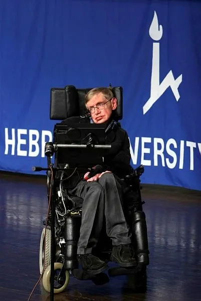 Stephen Hawking hayatını kaybetti