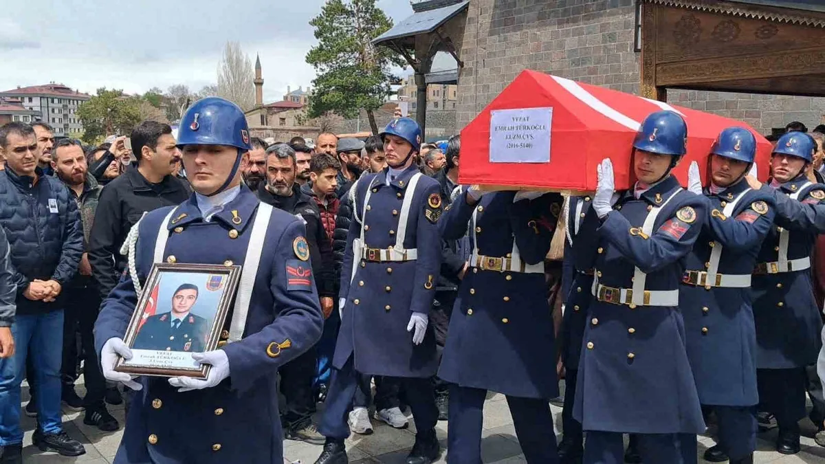 Uzman Çavuş Emrah Türkoğlu son yolculuğuna uğurlandı Uzman Çavuş Emrah Türkoğlu son yolculuğuna uğurlandı