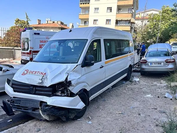 ankarada-otomobil-ile-servis-minibusu-carpisti-12-kisi-yaralandi-1756734318951.jpg