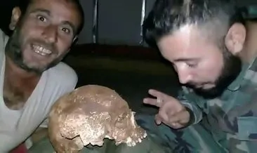 Esad rejimi askerleri mezardan kafatası çıkartıp video çekti