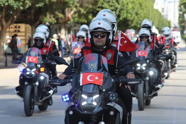polis-haftasinda-atli-birlik-ve-emniyet-araclarindan-kortej-1775825437885.jpg