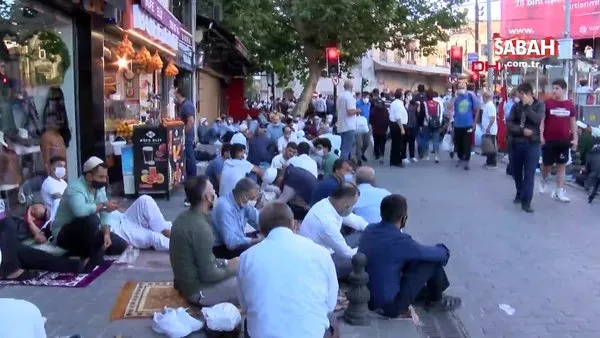 Son dakika: İstanbul'da tarihi Cuma namazı için Ayasofya Camii'ne çıkan yol ve sokaklar doldu | Video