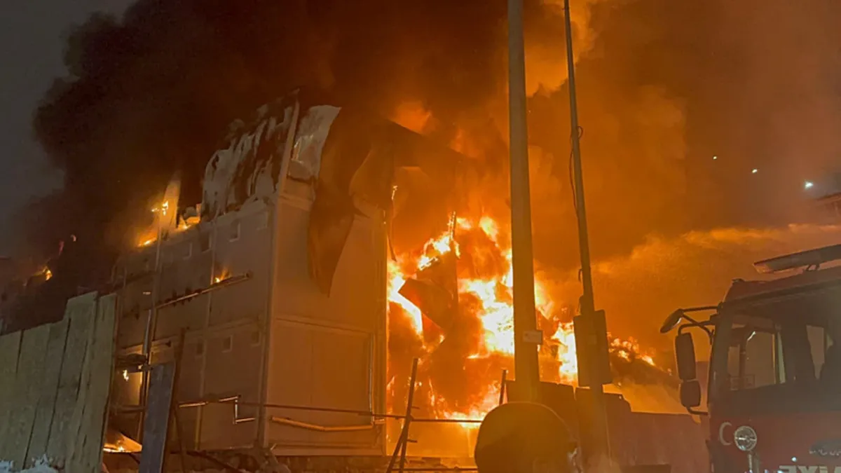 Malatya’da işçilerin kaldığı konteynerde yangın Malatya’da işçilerin kaldığı konteynerde yangın