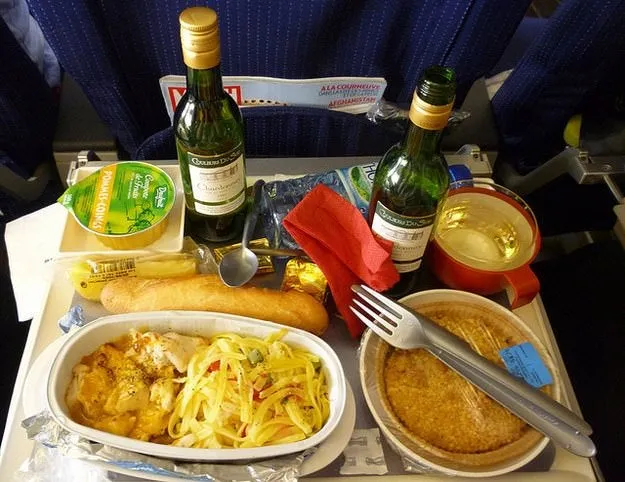 Uçakta yemeklerin tadı neden garip ?