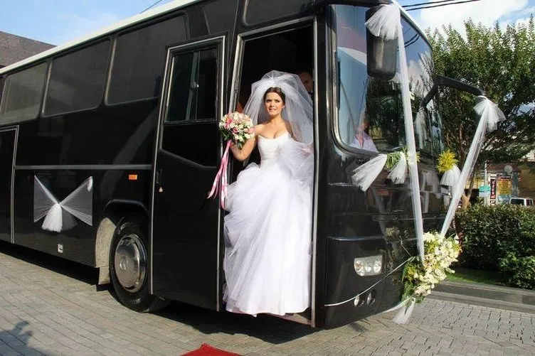 Düğün otobüsü trafiği renklendirdi