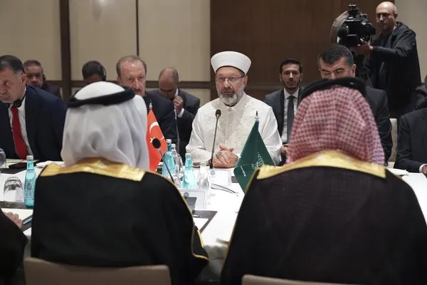 diyanet-isleri-baskani-erbas-suudi-arabistan-hac-ve-umre-bakani-er-rabia-ile-kura-sistemi-hakkinda-gorustu-1757342011739.jpg