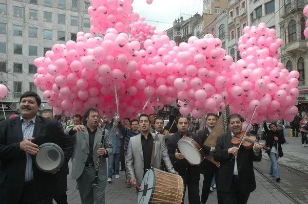 Gökten balon yağdı