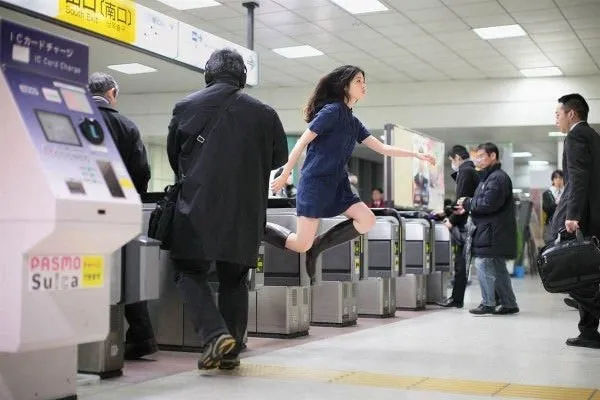 Uçan kızın fotoğrafları interneti alt üst etti