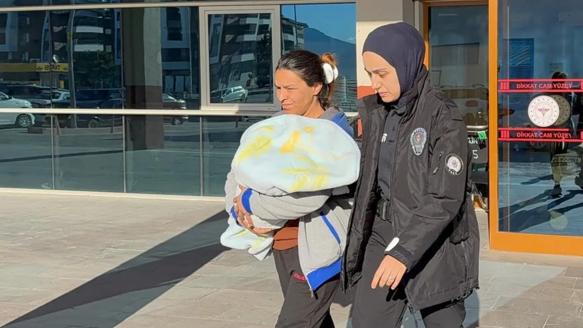 Uyuşturucuyu 1 aylık bebeğinin bezine saklayan anne tutuklandı Uyuşturucuyu 1 aylık bebeğinin bezine saklayan anne tutuklandı