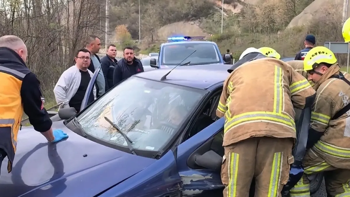 Bursa’da otomobil bariyerlere çarptı: 2 yaralı Bursa’da otomobil bariyerlere çarptı: 2 yaralı