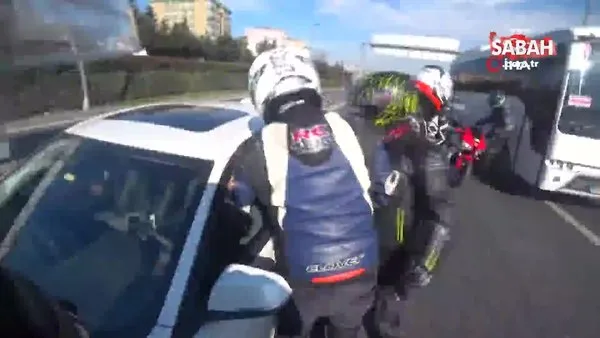 İstanbul E-5'te motosiklet sürücüsü kendisini sıkıştıran araç şoförüne tokat attı!