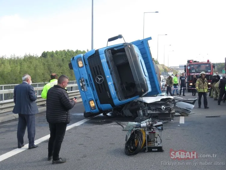İstanbul’da korkunç kaza! TIR otomobilin üzerine devrildi