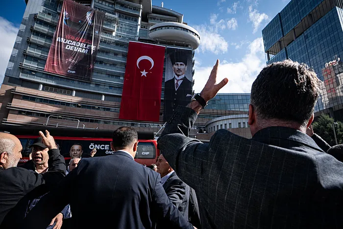 mahmut-tanaldan-chp-genel-merkezinde-hortumlu-sov-chpdeki-kavganin-boyutu-buyuyor-1779615272184.jpg Mahmut Tanal’dan CHP Genel Merkezi’nde hortumlu şov! CHP'deki kavganın boyutu büyüyor