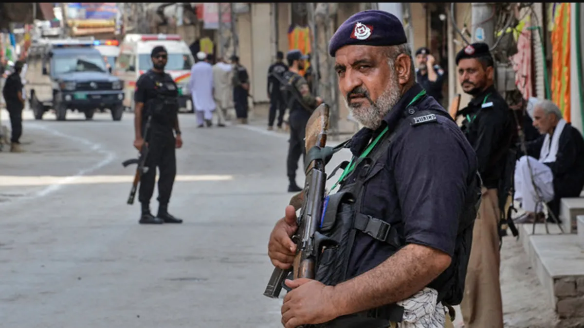 Pakistan’da iftar saatinde bombalı saldırı: 2 polis hayatını kaybetti