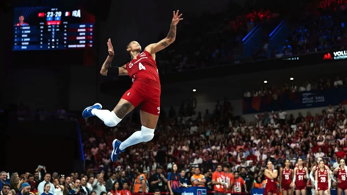 Filenin Sultanları voleybol maçı sırasında sahada mücadele ederken