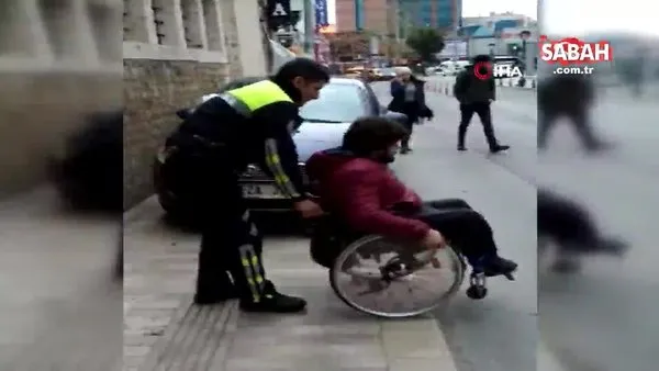 Kaldırımdaki araca takılan engelli vatandaşa polis şefkati