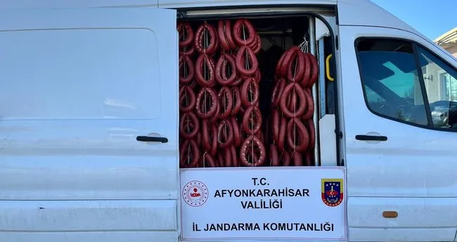 Temin ettiği bozuk sucukları satarken yakalandı