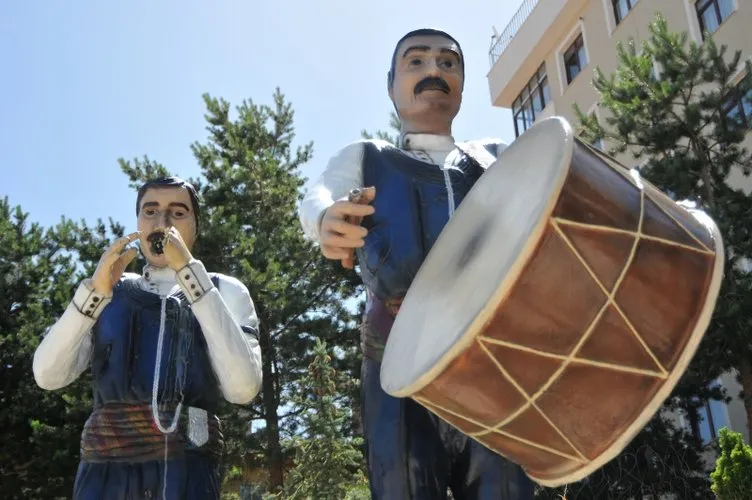 Erzurum'da yaklaÅık 3 yıl önce BüyükÅehir Belediyesi tarafından yaptırılan yöresel halk oyunlarından bar ekibinin heykelinde davulcunun tokmaÄı, zurnacının da zurnası çalındı. ile ilgili görsel sonucu