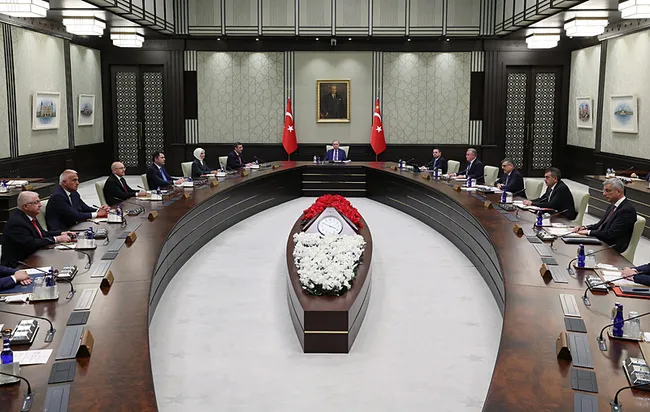 son-dakika-baskan-recep-tayyip-erdogan-cumhurbaskanligi-kabinesini-topladi-1782828049387.jpg SON DAKİKA... Başkan Recep Tayyip Erdoğan Cumhurbaşkanlığı Kabinesi'ni topladı...