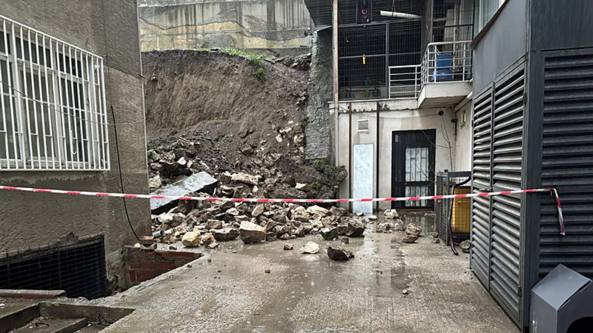 Edirne’de sağanak hayatı felç etti: İstinat duvarı çöktü, balkonlar zarar gördü Edirne’de sağanak hayatı felç etti: İstinat duvarı çöktü, balkonlar zarar gördü