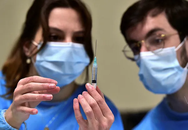 Prof. Dr. Uğur Şahin’den kritik yaz uyarısı: Enfeksiyon sayıları fazla, aşılama hızlanmalı yoksa sert kapanma kaçınılmaz