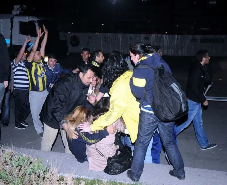 Fenerbahçe taraftarı polise saldırdı