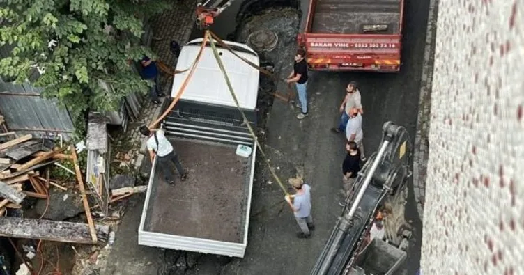 Bayrampaşa’da yağmurun etkisiyle İSKİ rögar hattı çöktü